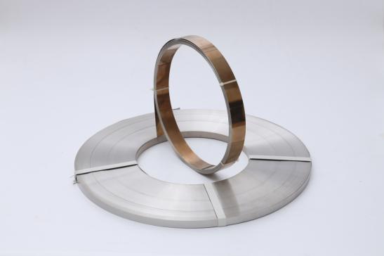 Jaký je rozdíl mezi materiály první a druhé třídy přesných proužků z nerezové oceli?